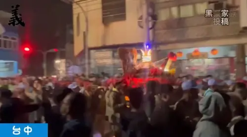 又是醉後搶娘傘!大甲媽格鬥盃最大場昨深夜上演 警逮5人 ▲一陣鞭炮大響後,媽祖鑾轎遮蔭通過衝突現場。(圖/翻攝臉書社團黑色豪門企業,2025.04.14)