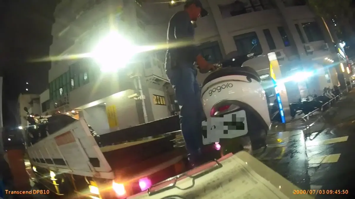 ▲高市苓雅區大順三路109巷旁有10輛機車違規黃線停車，員警遂依道交條舉發取締，並執行拖吊移置。（圖／高市府提供）