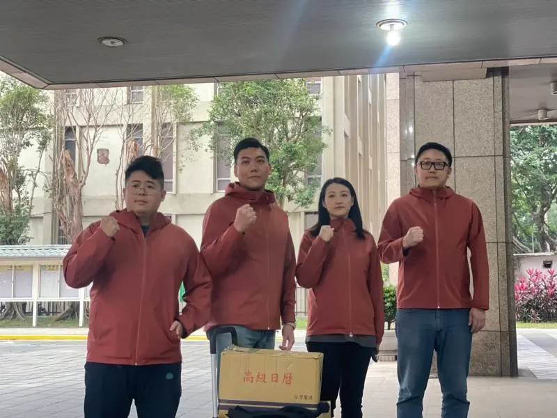 ▲羅智強辦公室主任陳冠安（左1）今早遭搜索。（圖／罷團提供）