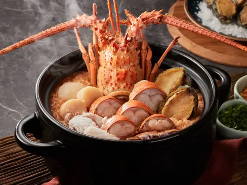 半年收三家!王品證實「朝粥幫」熄燈 不追新品牌:重整計畫曝光 ▲王品「朝粥幫」龍蝦海皇粥能吃到巴西龍蝦、北海道生鮮級干貝、鮑魚等奢華食材。(圖/王品提供)