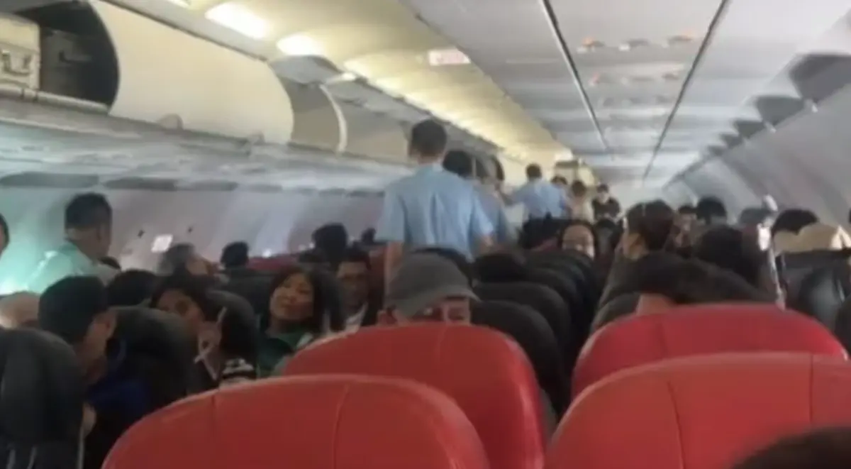 ▲一架從馬來西亞飛往香港的飛機出現竊賊，香港警方到場後將竊賊壓制。（圖／翻攝自小紅書）