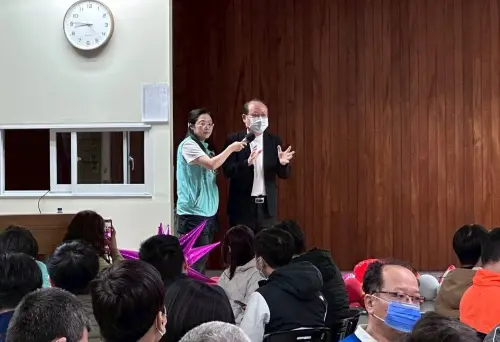 ▲草屯療養院院長丁碩彥演示護送就醫降溫技巧。（圖／南市府提供）