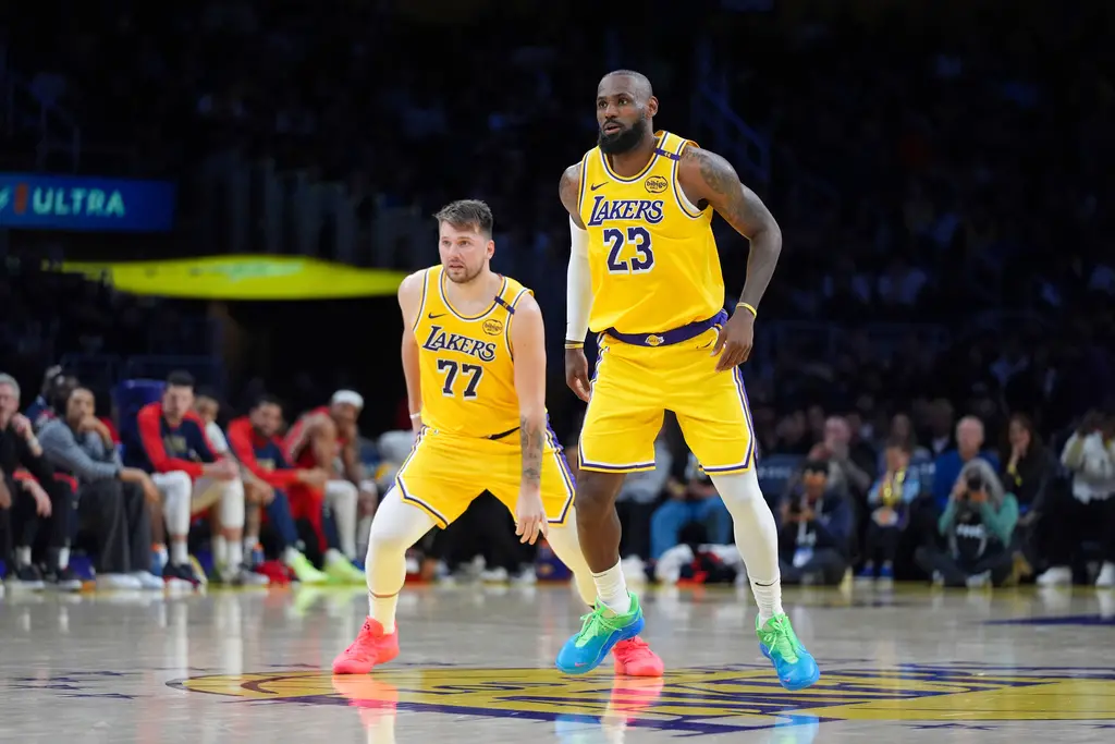 ▲2024-25NBA季後賽將點燃戰火，率先登場的東西區附加賽，而在今年季中交易收穫Luka Doncic的洛杉磯湖人將在首輪對上明尼蘇達灰狼，無疑是今年季後賽的焦點。（圖／美聯社／達志影像）