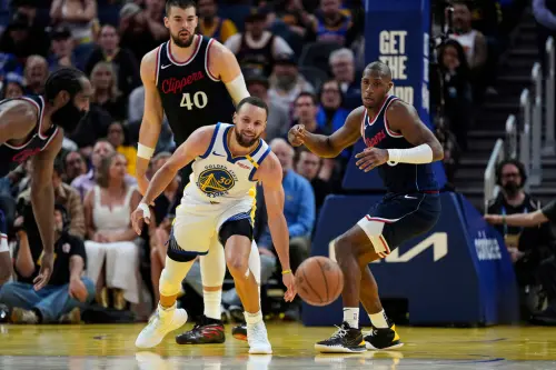 ▲Curry（中）本戰受到多人「上身體」嚴防，包含Kris Dunn的步步進逼，導致Curry全場發生多達8次失誤。（圖／美聯社／達志影像）