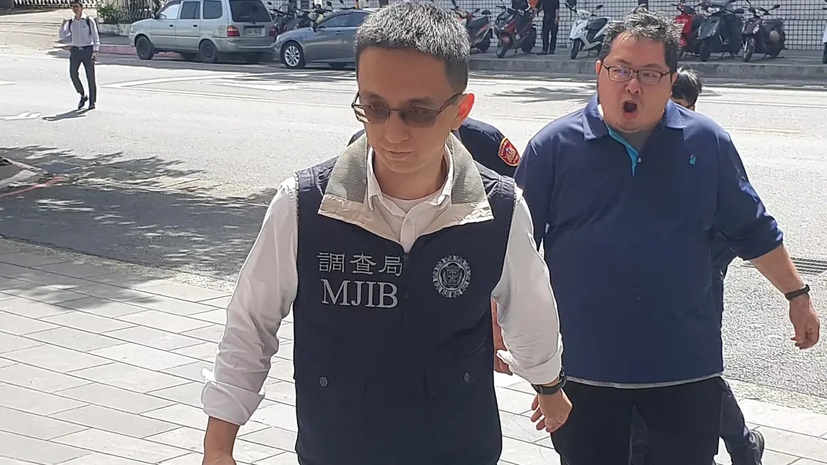 ▲抗議常客田山盛國（右方藍衣男子），趁「雙吳」罷免案證人移送時，堵調查官痛罵「司法干預罷免」。（圖／記者劉松霖攝）