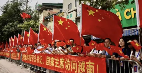 越南當地華裔民眾、華人、留學生及中企員工等各界人士簇擁到街頭,高舉「中越情誼深,同志加兄弟」、「中越友誼萬古長青」等紅色條幅。(圖/翻攝自新華社) ▲越南當地華裔民眾、華人、留學生及中企員工等各界人士簇擁到街頭,高舉「中越情誼深,同志加兄弟」、「中越友誼萬古長青」等紅色條幅。(圖/翻攝自新華社)