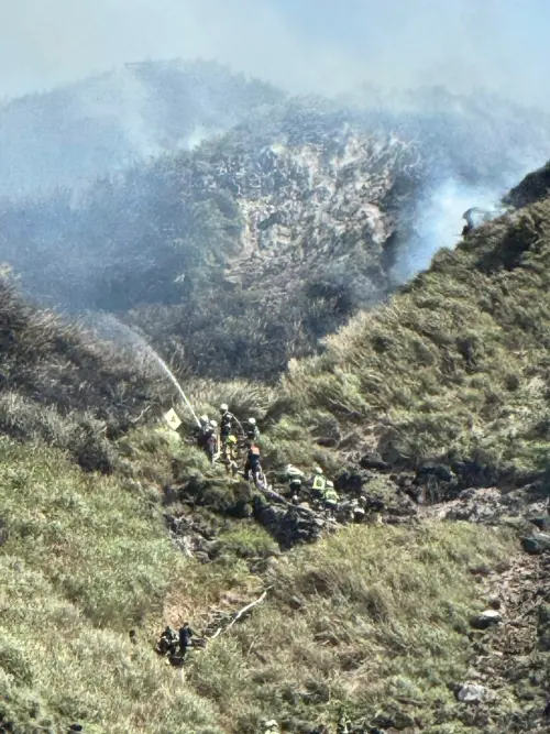 陽明山國家公園上午發生火燒山,目前火勢仍持續擴大延燒,北市消防局緊急向空勤總隊求救援,盡快控制火勢。(圖/台北市消防局提供) ▲陽明山國家公園上午發生火燒山,目前火勢仍持續擴大延燒,北市消防局緊急向空勤總隊求救援,盡快控制火勢。(圖/台北市消防局提供)