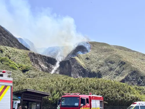 陽明山小油坑火燒山！濃煙、大火「被風吹著跑」　警戒範圍出爐
