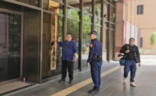 快訊/罷「雙吳」證人移送 抗議達人堵調查官嗆「司法干預罷免」 ▲「抗議常客」田山盛國預告抗議,先敲北檢招牌。(圖/記者劉松霖攝)