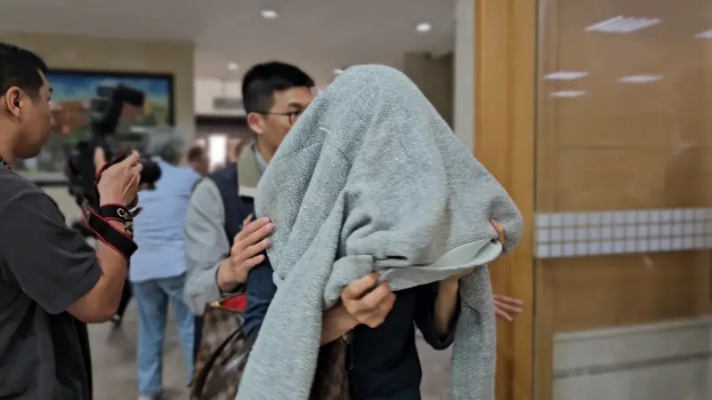 ▲吳沛憶罷免案領銜人李孝亮的母親以證人身分到案。(圖/記者劉松霖攝)