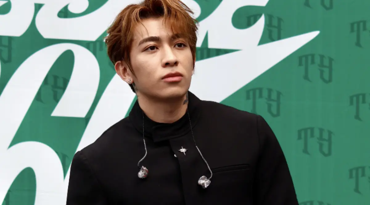 ▲來自香港的音樂才子Tyson Yoshi（如圖）推出新專輯《Rocket 666》，昨（13）日在台北街頭舉辦簽唱會，分享自己報學大貨車時，竟被誤認是「貨運工人新手」，讓他哭笑不得。（圖／想不到音樂工作室提供）