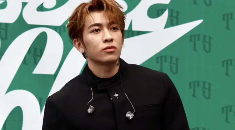 ▲來自香港的音樂才子Tyson Yoshi（如圖）推出新專輯《Rocket 666》，昨（13）日在台北街頭舉辦簽唱會，分享自己報學大貨車時，竟被誤認是「貨運工人新手」，讓他哭笑不得。（圖／想不到音樂工作室提供）