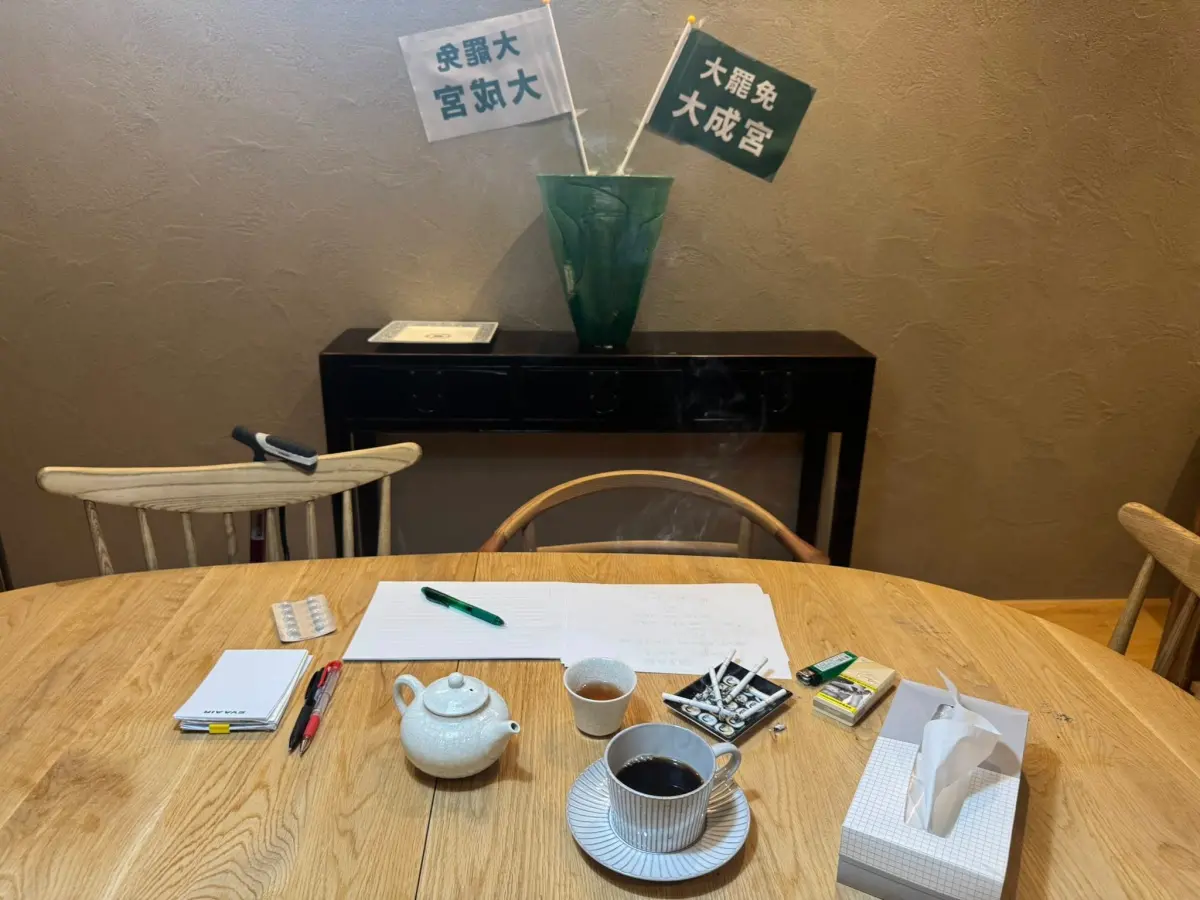 ▲柯建銘出國休息沉澱，但他桌上菸灰缸一口氣點燃6根香菸，網友也勸他少抽。（圖／翻攝柯建銘臉書）