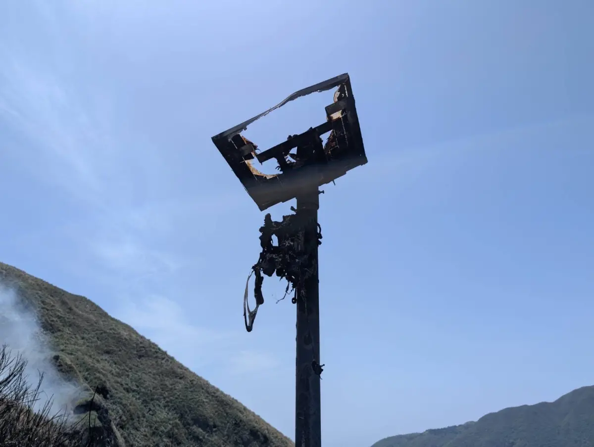 ▲台北市陽明山國家公園七星山小油坑上午發生大火，燃燒面積超過30公頃，起火原因是國科會相關單位所設空氣品質感測儀起火釀災。（圖／陽管處提供）