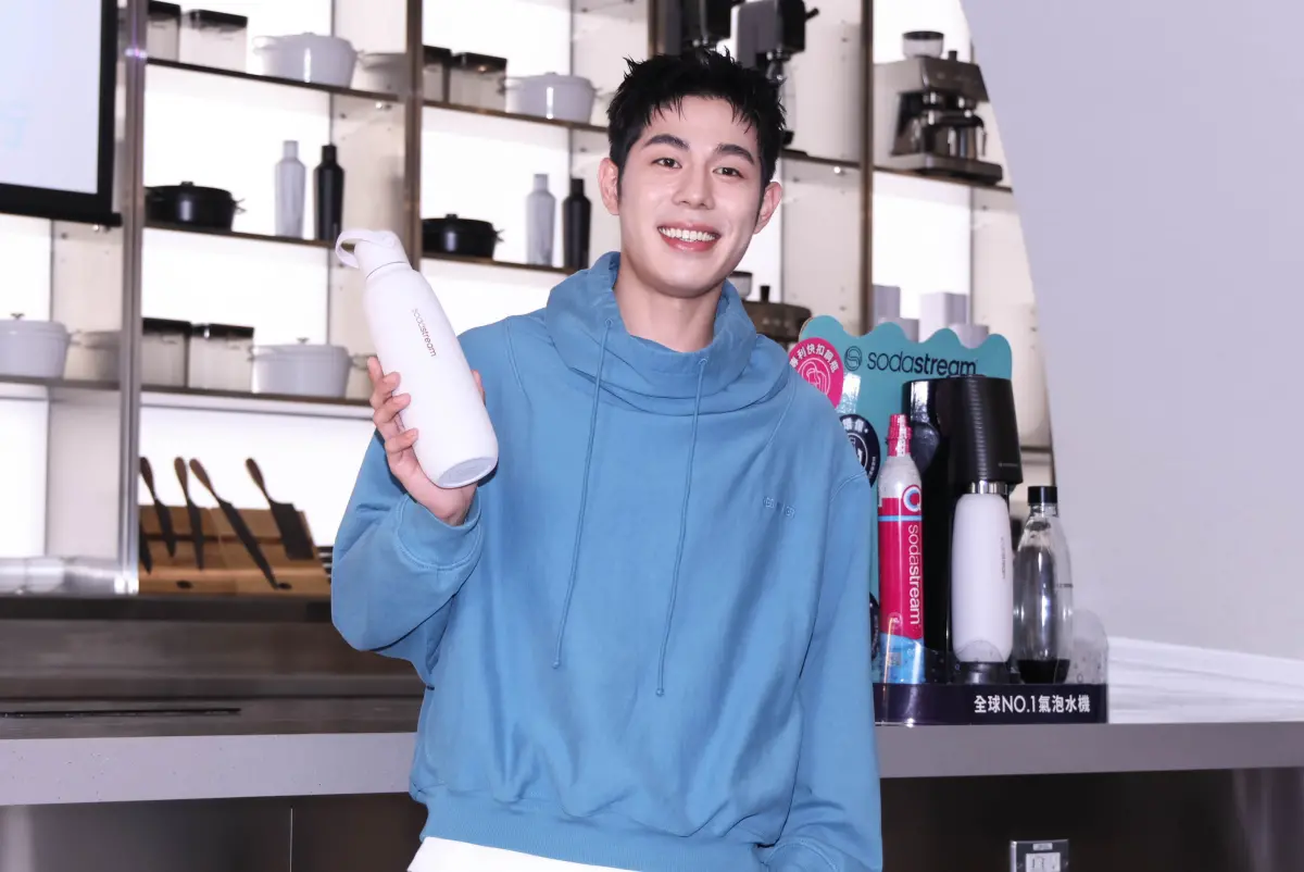 ▲新生代男神詹懷雲（如圖），擔任氣泡水機年度代言人，接棒Sandy吳姍儒，廠商表示相中他的親民、環保形象，並解釋與Sandy合約已到期，她把公關品賣掉的傳言並非事實。（圖／記者朱永強攝）