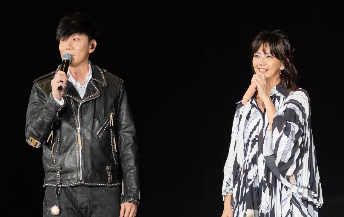 ▲孫燕姿（右）演唱會新加坡最終場，林俊傑（左）驚喜現身合唱〈我懷念的〉，歌王歌后合體讓粉絲尖叫不斷，2大天使嗓音一次滿足，該場歌迷賺翻了甚至有人還聽到落淚。（圖／Make Music提供）