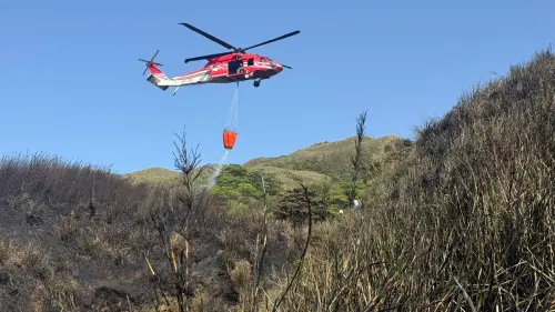 影／空中救援來了！陽明山火燒山　空勤總隊黑鷹直升機助滅火

