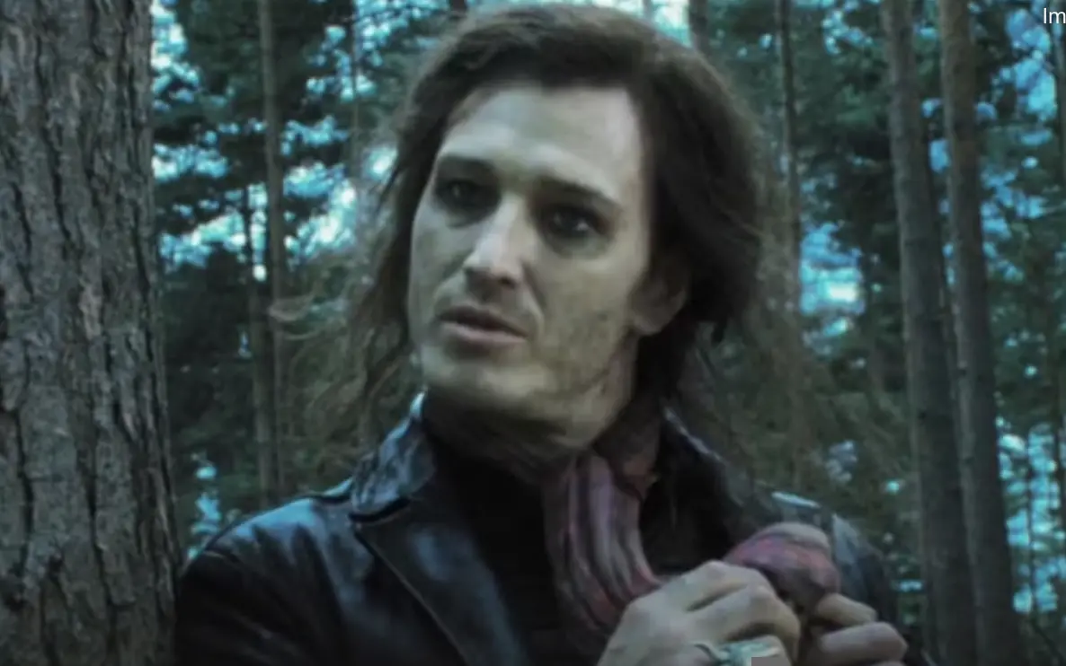 ▲在《哈利波特》系列電影扮演食死人的男星尼克莫蘭，驚傳健康危機，必須動手術，否則會有生命危險，因而切開脊椎，摘除頸部一些骨頭，現還在靜養中。（圖／摘自cbr.com）