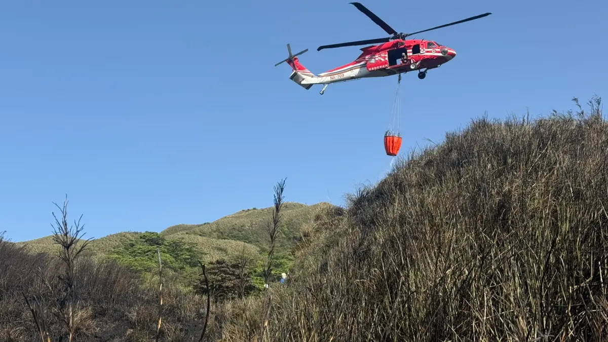 ▲陽明山發生大火，空勤直升機出動前往淡水河取水，再飛往救火畫面曝光。（圖／台北市消防局提供，2025.04.14）
