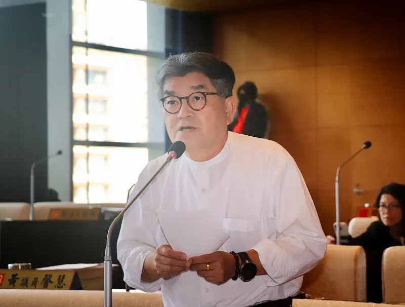 ▲議員李中表示，文化局計劃邀請美國籍與羅馬尼亞籍為綠美圖開幕策展，但他搜尋網路，發現兩人過去策展呈現的作品不多(圖／柳榮俊攝2025.4.14)