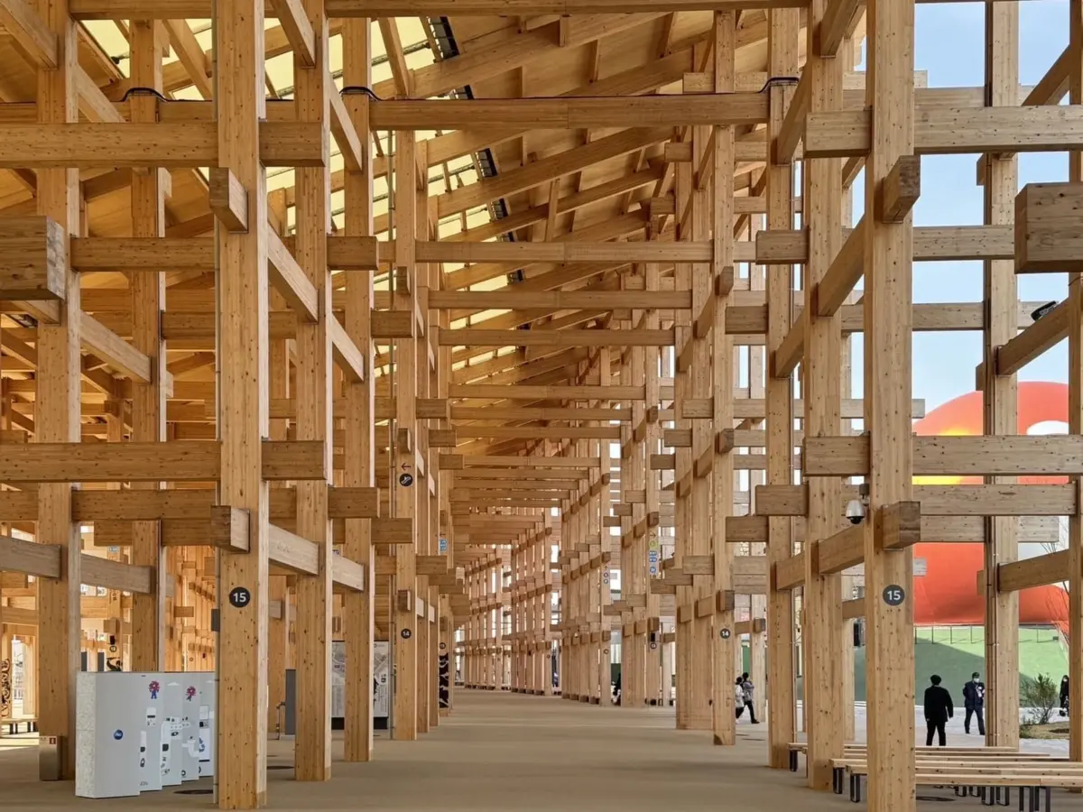 ▲大阪「2025 EXPO日本世界博覽會」開幕必看9大亮點！台灣雄獅旅行社推出包辦機票等交通的團體行程，提供代為預約「保證入館門票」服務。星野集團OMO7大阪提供住宿者限定體驗「空中飛車」。（圖／蘇祐萱提供）