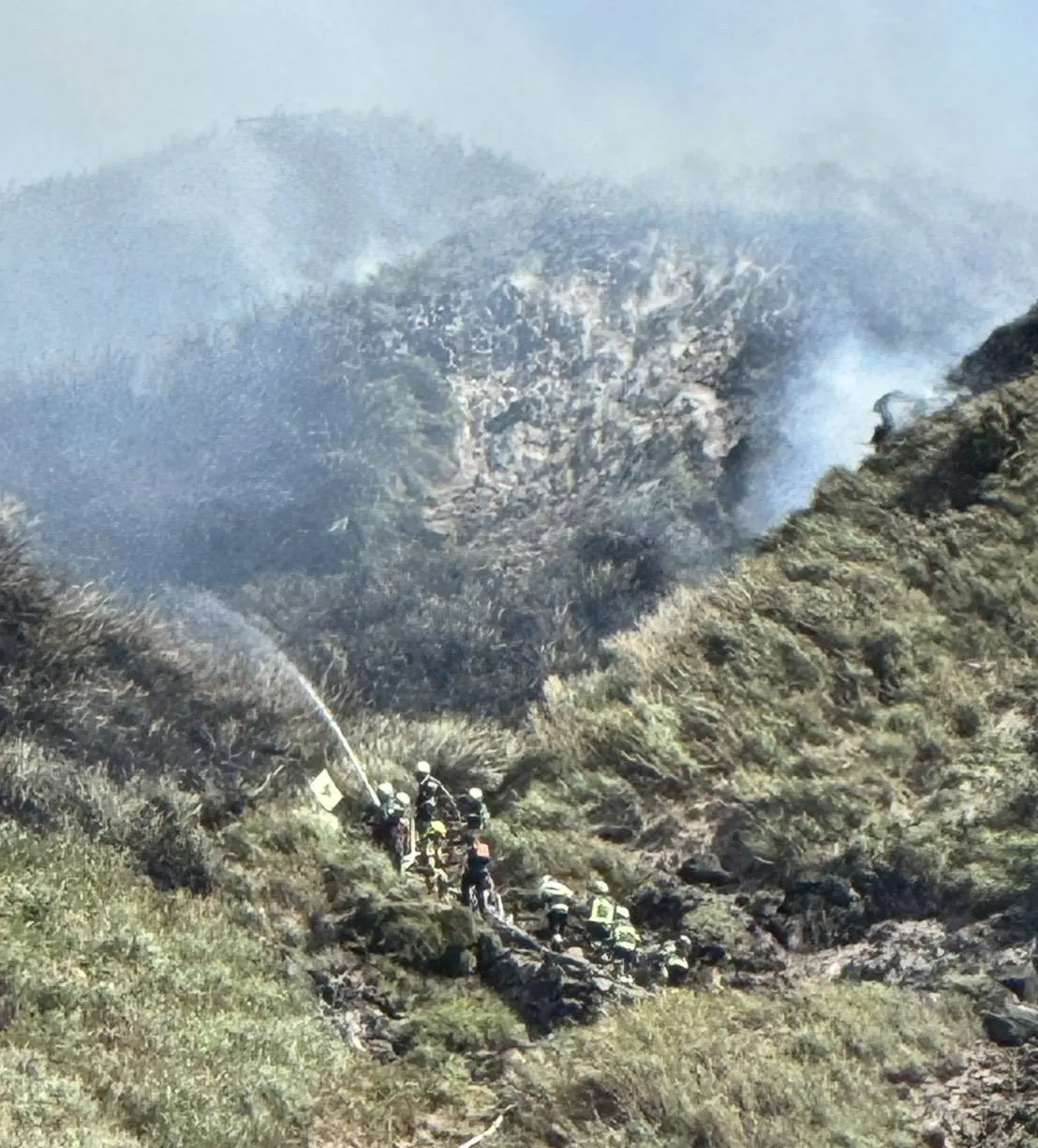 ▲陽明山國家公園小油坑上午發生火災，大火延燒近5.5小時，於下午16時32分撲滅，此次火燒山延燒面積高達50公頃，所幸沒有人員傷亡。（圖／台北市消防局提供）
