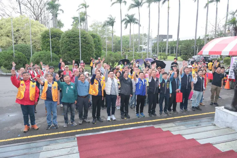 ▲世界地球日，立法院民主議政園區親子淨山，立法院副院長江啟臣、副秘書長張裕榮等共同與獅友家屬親子進行淨山宣誓(圖／立法院中南部服務中心提供2025.4.14)