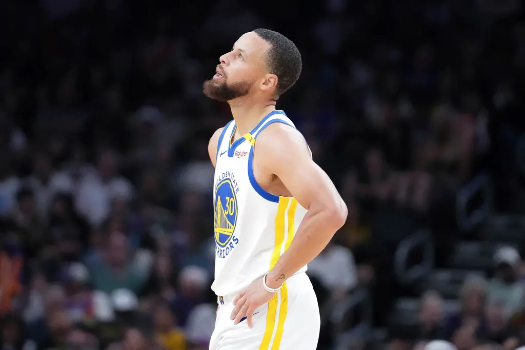 ▲金州勇士經歷一場苦戰，延長賽以119：124敗給洛杉磯快艇，無緣以勝利結束例行賽。比賽結束後，勇士當家球星Stephen Curry接受媒體訪問，詳細分析了球隊的敗因，並對快艇後衛Kris Dunn的防守給予極高評價，強調這場比賽的失誤與籃板才是關鍵。（圖／美聯社／達志影像）