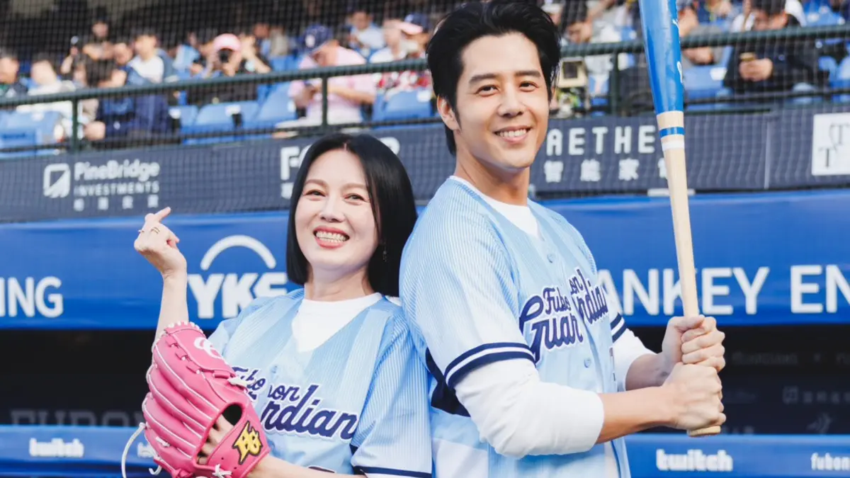 ▲胡宇威（右）只要站上球場就會覺得自己是一個球員的感覺，也希望下次能有機會體驗外野手，想要接到球星曾峻岳的球，還想約張育成來夜市擺攤，苗可麗（左）則透露自己的背號有玄機。（圖／富邦悍將提供）