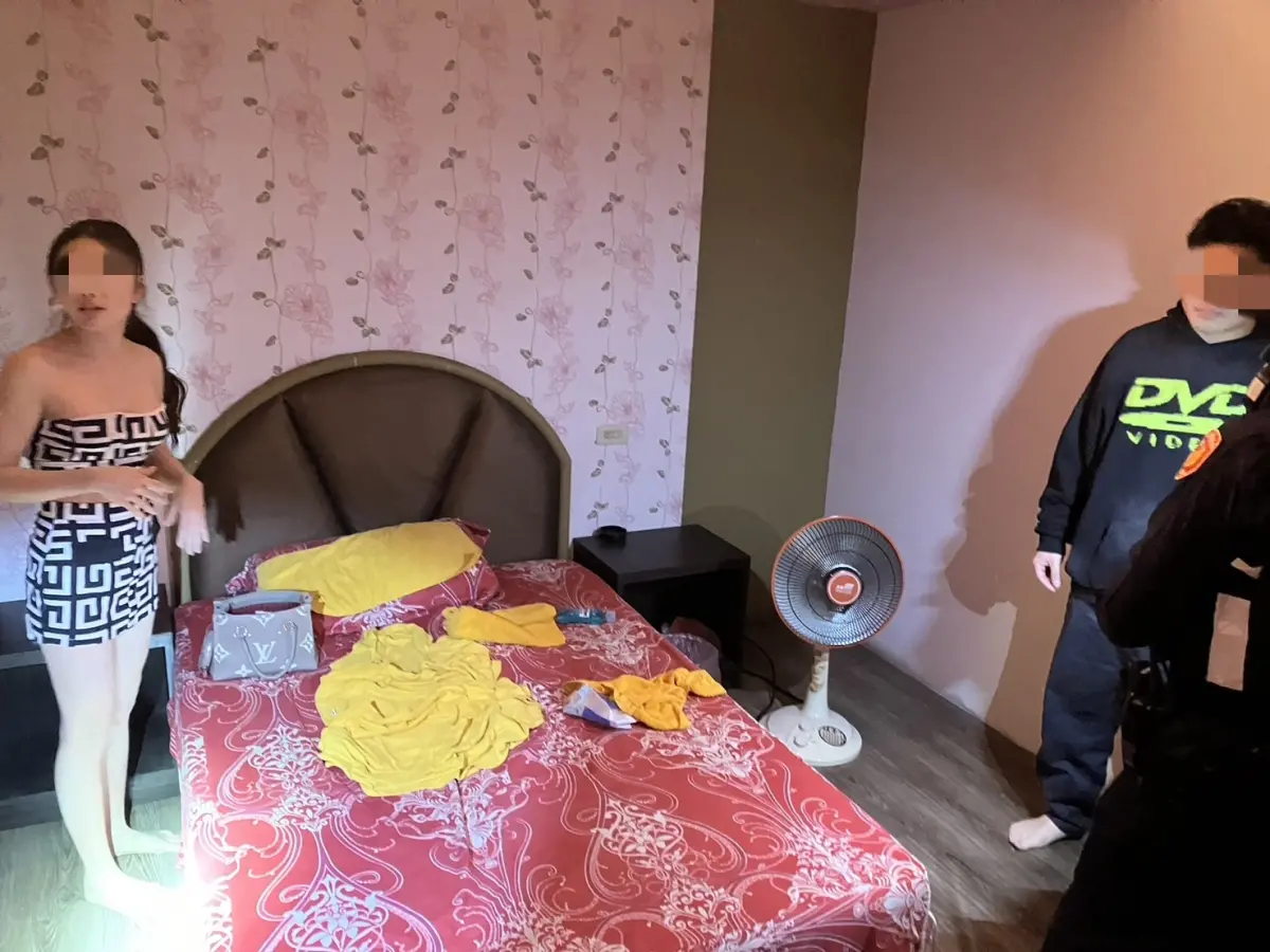 ▲中壢分局於13日晚間執行「雷霆除暴專案」擴大臨檢勤務，破獲「三仙巷」賣淫的越籍女子。（圖／中壢警分局提供）