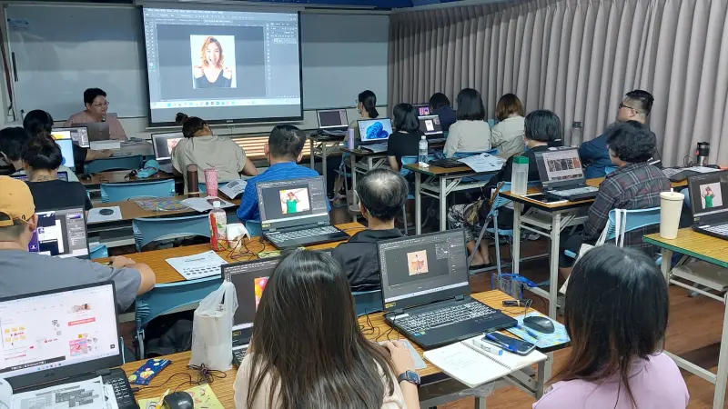 ▲高雄、台南共開設六班別，包含有AI社群行銷應用與電商網頁設計班、多媒體影音與AI應用培訓班等。（圖／社團法人中華成人教育認證協會提供）