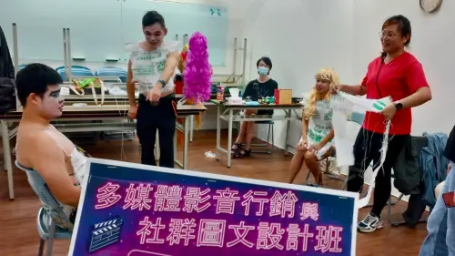 ▲高雄、台南共開設六班別,包含有AI社群行銷應用與電商網頁設計班、多媒體影音與AI應用培訓班等。(圖/社團法人中華成人教育認證協會提供) ▲高雄、台南共開設六班別,包含有AI社群行銷應用與電商網頁設計班、多媒體影音與AI應用培訓班等。(圖/社團法人中華成人教育認證協會提供)