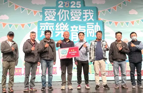 ▲中龍鋼鐵公司行政部門副總經理杜俊演(左4)頒獎給獲獎的員工。(圖／中龍鋼鐵公司提供)
