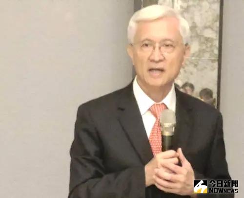 ▲中鋼公司董事長黃建智說明5月份月盤價以平盤開出的情形。(資料照／記者黃守作攝)