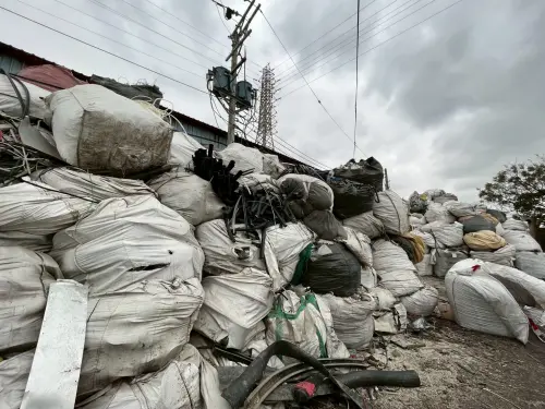 環保蟑螂堆積上萬噸廢棄塑膠物,甚至經加工後出口到中國、東南亞國家,不法獲利近4億元。(圖/桃園地檢署提供) ▲環保蟑螂堆積上萬噸廢棄塑膠物,甚至經加工後出口到中國、東南亞國家,不法獲利近4億元。(圖/桃園地檢署提供)