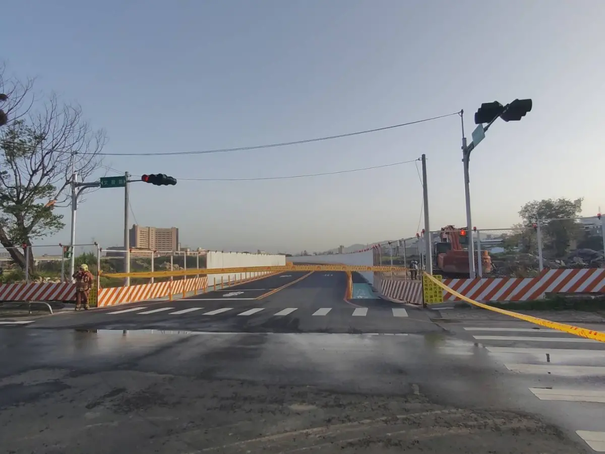 ▲塭仔圳工程下午工人不慎挖破瓦斯管線，現場一度封鎖。（圖／警方提供）