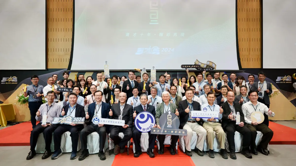 ▲個人獎主審台灣車輛移動研發聯盟顧問蘇評揮(前排左四起)、台大電機特聘教授羅仁權、金屬中心董事長林仁益、團體獎主審電電公會會策顧問杜紫軍、中鴻鋼鐵公司榮譽顧問陳玉松，與金屬中心「2024菁才獎」得獎者合影。（圖／金屬中心提供）