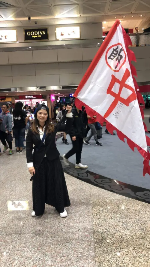 ▲嘉純姐高舉「紅中旗」，陪伴洪一中見證台灣棒球的無數光景。（圖／嘉純姐提供）