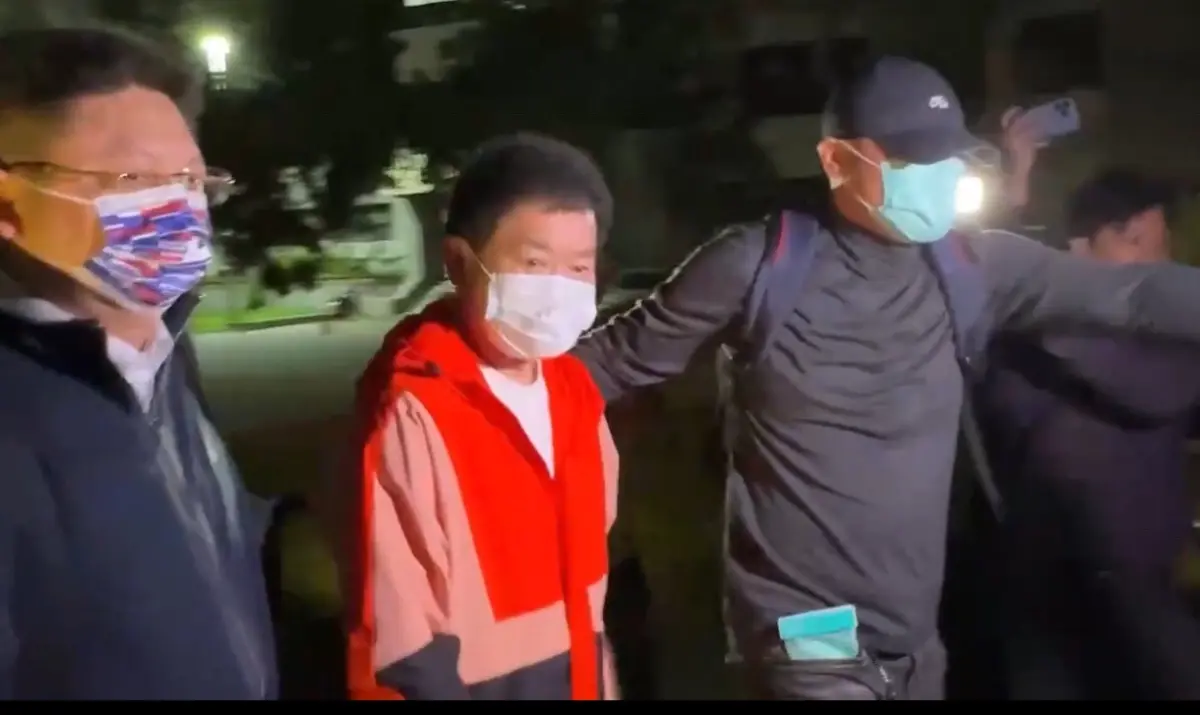 ▲天道盟「美鷹會」精神領袖王鑫，疑涉犯恐嚇取財，今 （14）日下午從中國上海返回桃園機場後，立刻被刑事局幹員逮捕。（圖／翻攝畫面）