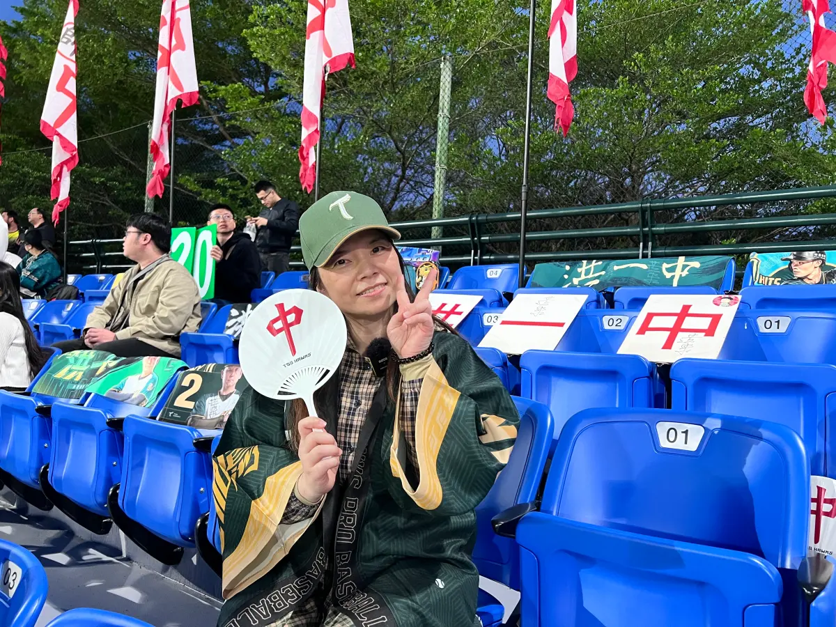 ▲「洪中隊」發起人兼終生榮譽隊員嘉純姐，追隨洪一中的腳步已經36年，從1990年的台北市立棒球場，到2025年的澄清湖棒球場，嘉純姐全台跑透透，也跟著洪一中，見證台灣棒球的無數光景。（圖／記者陳云茹攝）