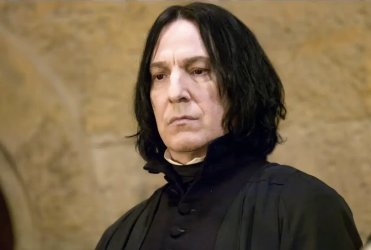 ▲《哈利波特》原著中被形容成「蒼白」的石內卜，電影版也是白人男星艾倫瑞克曼飾演，影集版已確定由黑人演員帕帕艾西杜擔任，引爆高度爭議，粉絲不滿為何不能忠於原著？（圖／摘自IMDb）