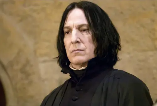 ▲《哈利波特》原著中被形容成「蒼白」的石內卜，電影版也是白人男星艾倫瑞克曼飾演，而影集版宣布由黑人演員飾演後，火速引發許多粉絲的不滿。（圖／摘自IMDb）