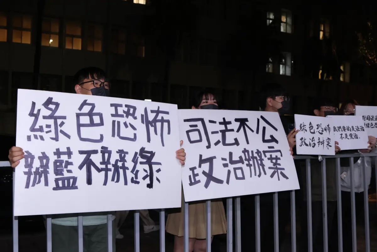 ▲罷雙吳4騎士被辦，國民黨場外抗議。（圖／記者李政龍設影）