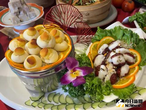 巴結媽咪 范頭家端「阿母好食光」滿滿童年回憶配美食 ▲ 范頭家「阿母好食光」中的肚臍餅及心太軟甜點,藏著深深母愛。(圖/記者金武鳳攝,2025.4.15)