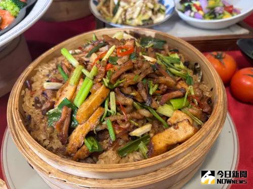 巴結媽咪 范頭家端「阿母好食光」滿滿童年回憶配美食 ▲這道「小炒就愛黏米糕」將客家小炒與米糕結合更入味。(圖/記者金武鳳攝,2025.4.15)