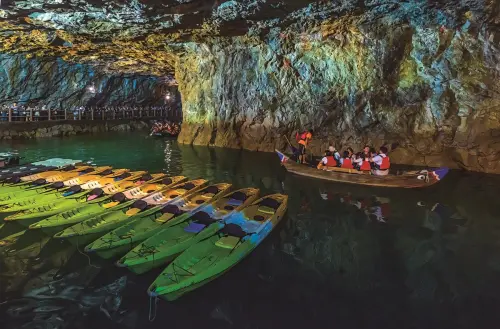▲馬祖南竿北海坑道、八八坑道，是南竿藍眼淚的追淚熱點之一。（圖／華信提供）