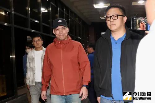 罷免吳思瑤、吳沛憶爆幽靈連署 「罷吳四騎士」20萬到50萬交保 ▲李孝亮(左)30萬交保,賴苡任(中)、滿志剛(右)都以50萬交保。(圖/記者李政龍攝)