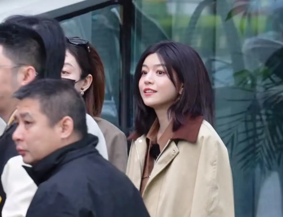 ▲陳妍希（右）與陳曉2月對外宣布離婚，如今走出失婚陰霾，生活過得非常充足，但近日卻被拍到跛腳現身機場的模樣。（圖／微博）