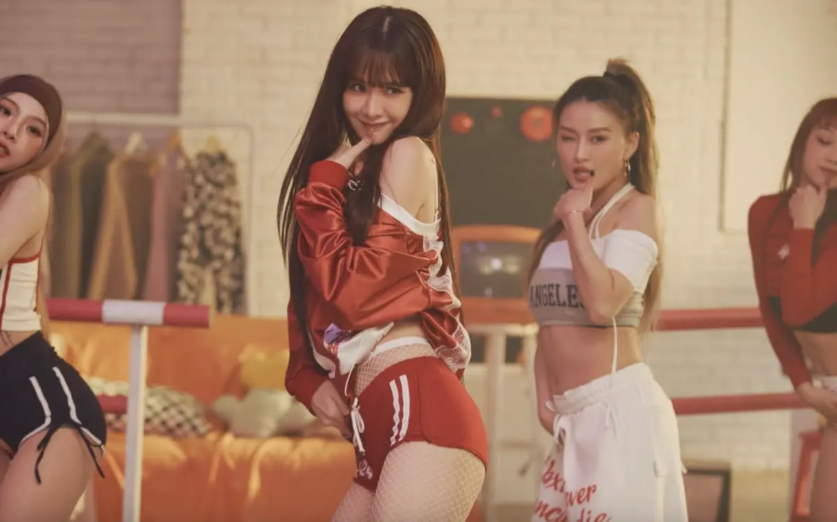 ▲安心亞（左二）在〈Maybe We Can〉的MV中扭腰擺臀秀香煎，性感撩人。她親自寫詞，透露自己的愛情觀，表示能夠一直維持單身，是因為寧缺勿濫。（圖／百鴻揚娛樂提供）