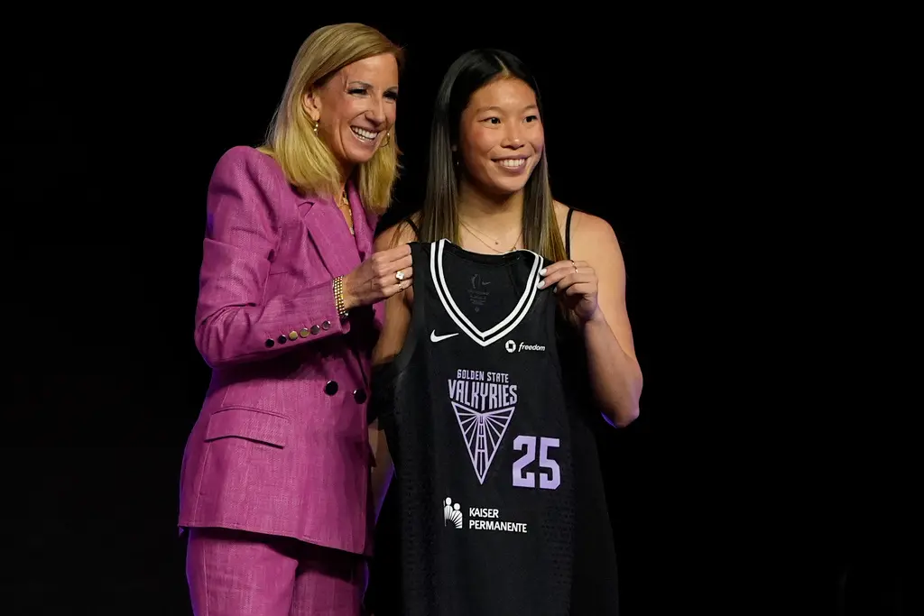 ▲來自康乃狄克大學（University of Connecticut，簡稱UConn）的台裔後衛陳凱玲（Kaitlyn Chen），在第三輪第5順位被2025年新加入WNBA的球隊——金州女武神（Golden State Valkyries）選中。（圖／美聯社／達志影像）
